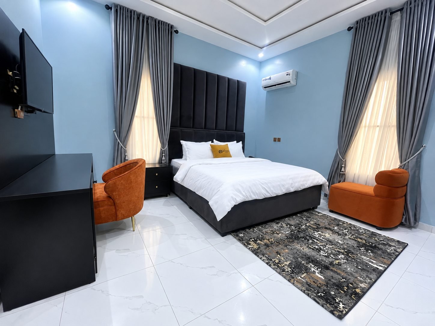 Deluxe Rooms at Ménage Hotel Ajuwon
